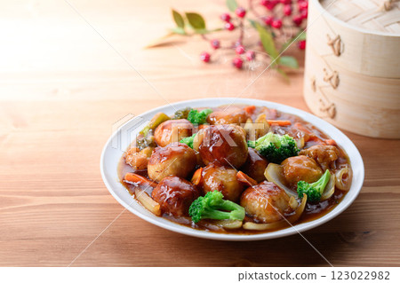 大量蔬菜和肉丸配酸甜醬汁 123022982