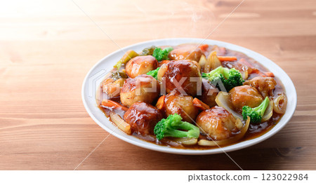 大量蔬菜和肉丸配酸甜醬汁 123022984