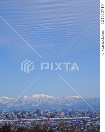 北阿爾卑斯山白雪皚皚的藥師山和白雪皚皚的富山市 北阿爾卑斯山白雪皚皚的藥師山和白雪皚皚的富山市 123023710