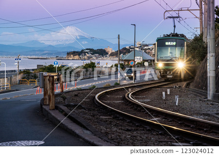 從鎌倉七里濱看日出富士山和江之島電鐵 123024012