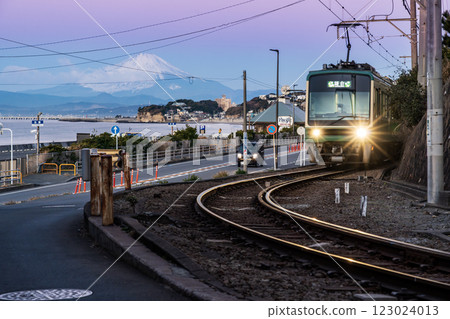 從鎌倉七里濱看日出富士山和江之島電鐵 123024013