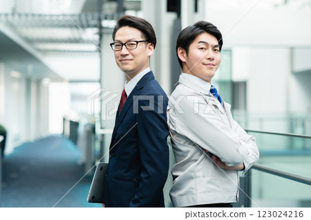 Businessmen working in an office [Filming cooperation: SKY Perfect Tokyo Media Center] 123024216
