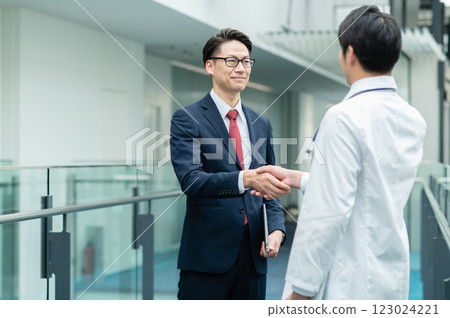 商人們握手 [照片由SKY Perfect Tokyo Media Center提供] 123024221