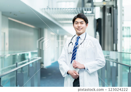 身穿白大褂的年輕男醫師 [照片由SKY Perfect Tokyo Media Center提供] 123024222