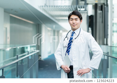 A young man in a white coat [Filming cooperation: SKY Perfect Tokyo Media Center] 123024223