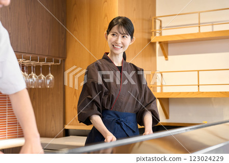 日本餐廳的員工們愉快地工作 日本餐廳的員工們愉快地工作 123024229