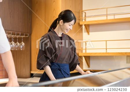 日本餐廳的員工們愉快地工作 123024230