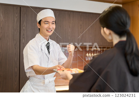 提供支援的日本廚師 123024231