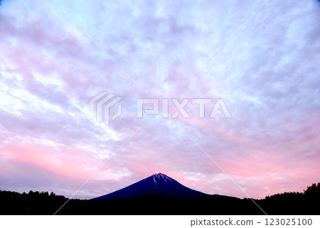 初夏的富士山，在馬賽克圖案的夕陽下，白雪皚皚 123025100
