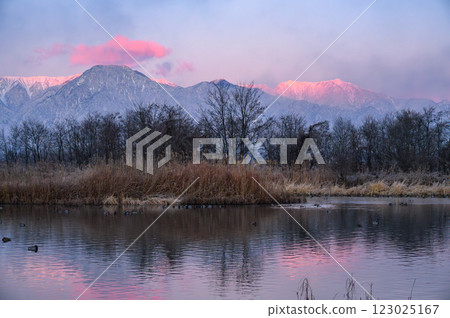 Silence at dawn and the morning glow of the Northern Alps [Otakada Reservoir] 123025167