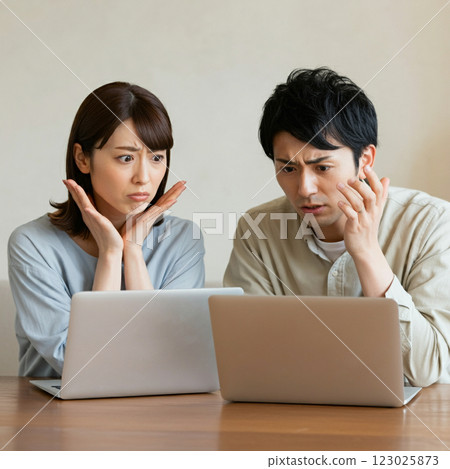 兩人因電腦問題而困惑 123025873