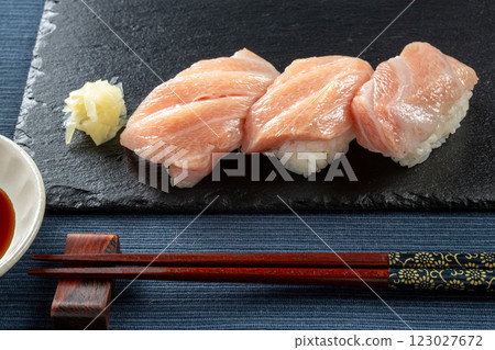 Nigiri sushi: Fatty tuna 123027672