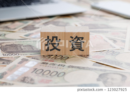 A block with the word investment written on it 123027925