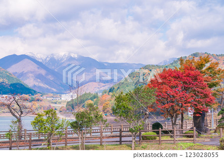 【群馬縣】猿峽溫泉與赤谷湖：湖畔的紅葉 123028055