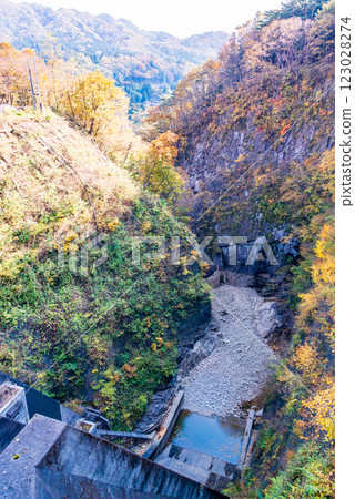 [群馬縣] 從有田水壩下游望去的猿峽溫泉和赤谷湖 123028274