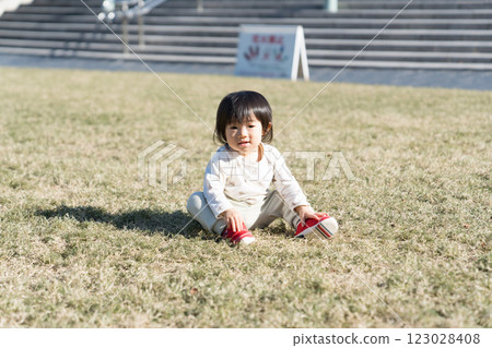 1 歲的日本女孩在草地公園玩耍 123028408