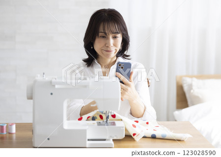 使用縫紉機的女人 123028590