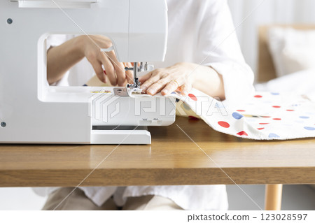 Hands of women who use sewing machines 123028597
