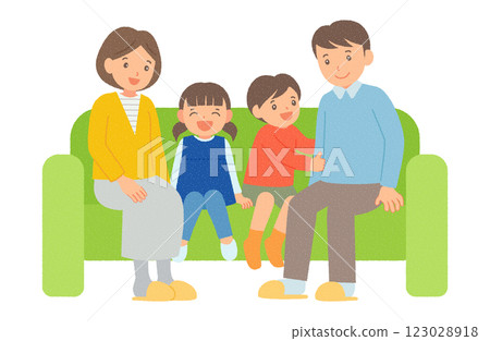 微笑的家庭坐在沙發上 123028918