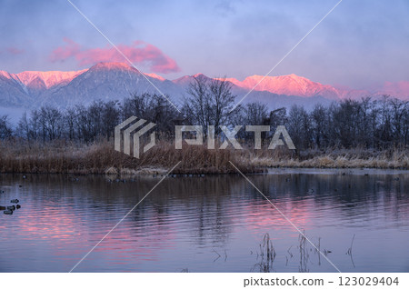 黎明的寂靜與北阿爾卑斯的朝霞【大高田水庫】 123029404