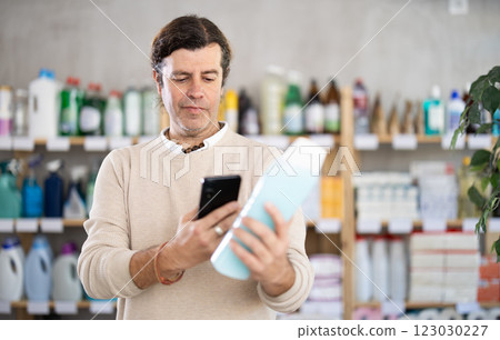 European scans shampoo and shower gel on his phone 123030227
