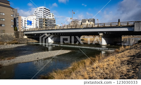 五條橋，鴨川，京都，鴨川，河流，旅遊景點，日本，晴朗的天空 123030333
