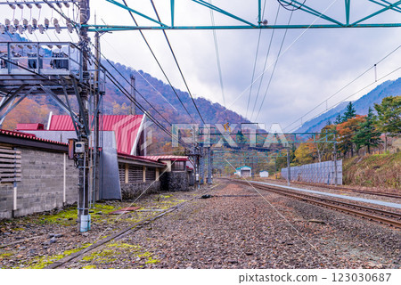 [Gunma Prefecture] Joetsu Line Toge Station, aboveground, autumn scenery 123030687
