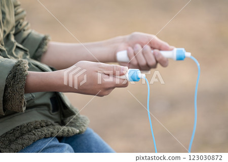 冬天孩子手持跳繩 冬天孩子手持跳繩 123030872