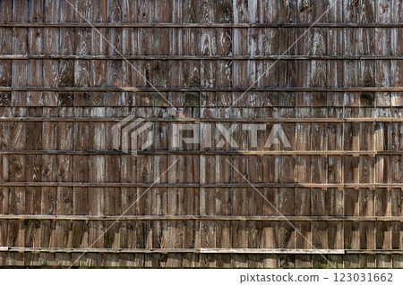 The exterior walls of an old Japanese house made of wooden boards 123031662