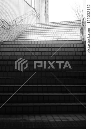 跑上樓梯 123032182