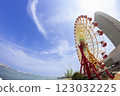 神戶臨海樂園的摩天輪、藍天和燈塔 123032225
