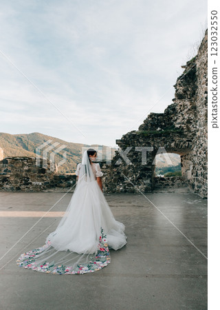 Stunning bride in a snow-white wedding dress and long veil. 123032550