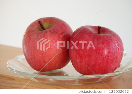 Two apples with water droplets on a glass plate Two apples with water droplets on a glass plate 123032652