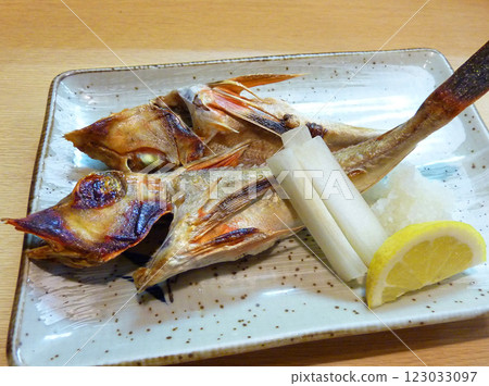 隔夜烤乾魴魚的照片，這是一種鮮味十足的優質魚 123033097