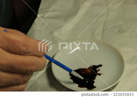 Dissolving dyes in leather craft 123033815