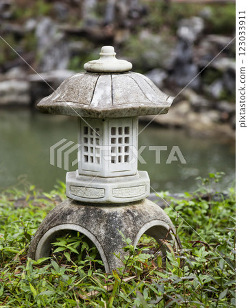Stone buddhist lamp in japanese garden 123033911