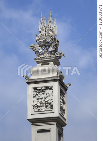 Decorative detail on a column in a Vietnamese temple 123033971