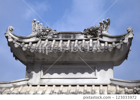 Decoration on a temple roof in Vietnam 123033972
