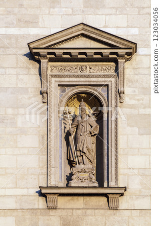 Statue in a niche of St. Stephen's Basilica in Budapest 123034056