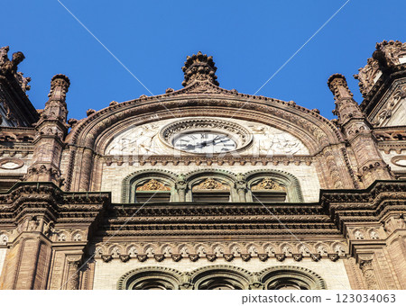 The facade of the old antique Parisi Udvar shopping mall in Budapest. 123034063