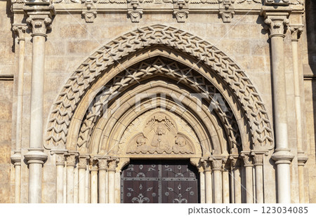 Budapest, Matthias Church, detail of an entrance 123034085