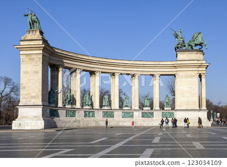 Colonnade at Heroes square, Budapest 123034109