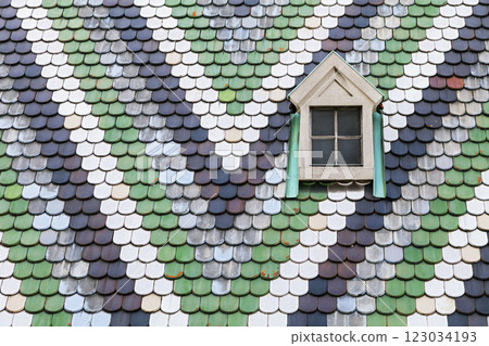 Mosaic roof tiles of St Stephen cathedral in Vienna 123034193