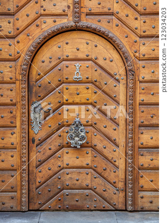 Old wooden gate of a house in Prague 123034203