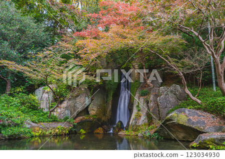 秋季，濱松市（靜岡縣）濱松城公園內，被紅葉包圍的瀑布 123034930