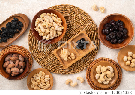 Mixed nuts Almonds Hazelnuts Cashews Walnuts Healthy Dried Fruit Flavored mixed nuts ナッツ 123035338