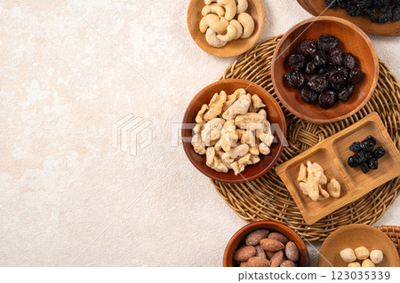 Mixed nuts Almonds Hazelnuts Cashews Walnuts Healthy Dried Fruit Flavored mixed nuts ナッツ Mixed nuts Almonds Hazelnuts Cashews Walnuts Healthy Dried Fruit Flavored mixed nuts ナッツ 123035339