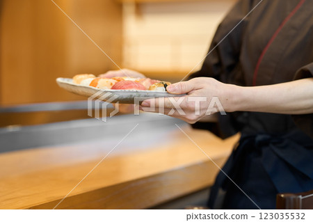 一名日本餐廳員工搬運食物 123035532