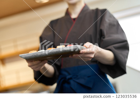 一名日本餐廳員工搬運食物 123035536