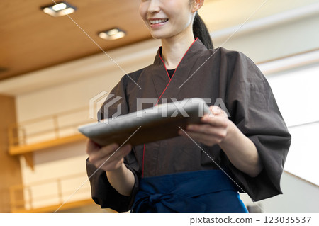 一名日本餐廳員工搬運食物 123035537